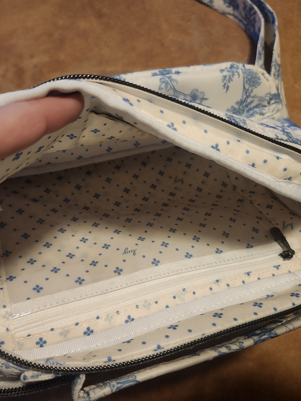 Lug Scoop SE Blue White Toile Quilted Crossbody Bag Multi Pocket Travel NWOT - Picture 5 of 14